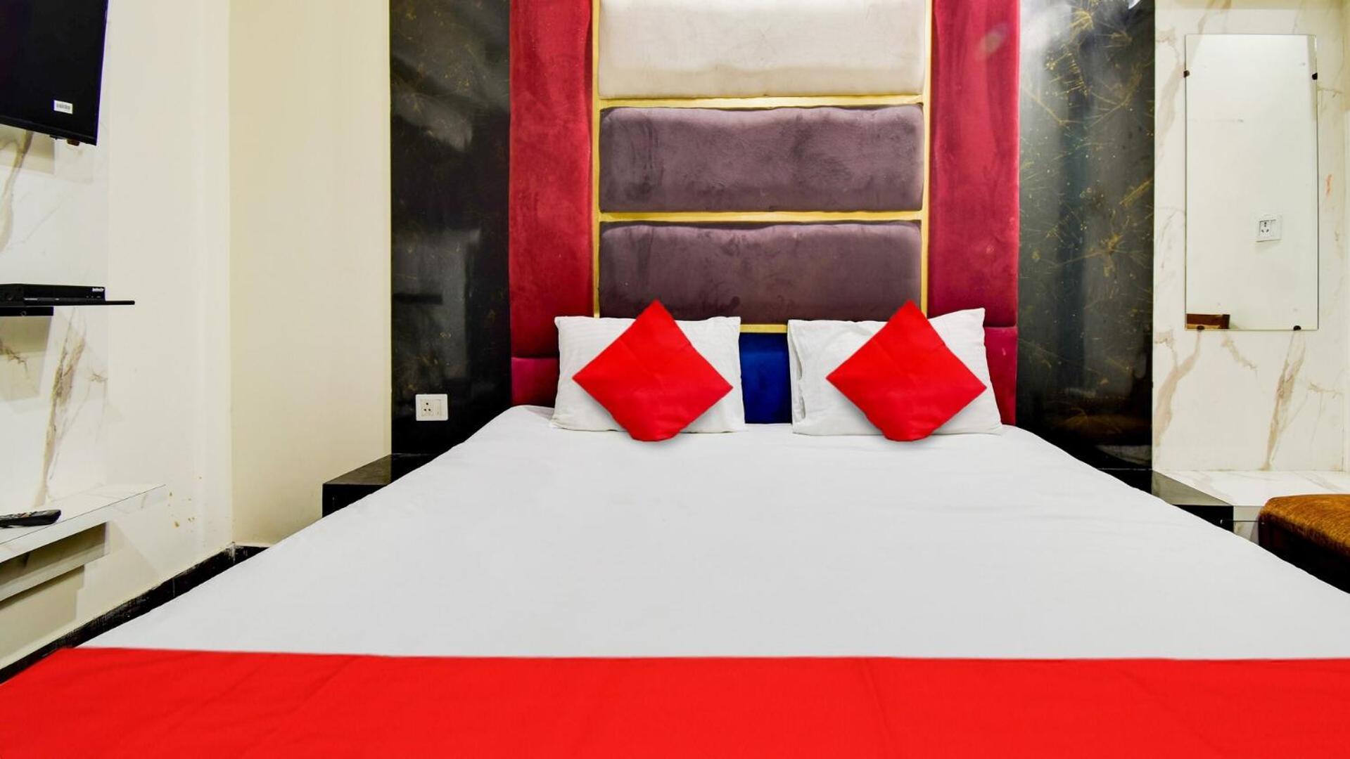 Double Rr - 2 Mins From Railway Station , And 4 Mins From R K Ashram Marg Metro Station , And 1 Km From Connaught Place - The 4 Star Ambience Newly Built Hotel