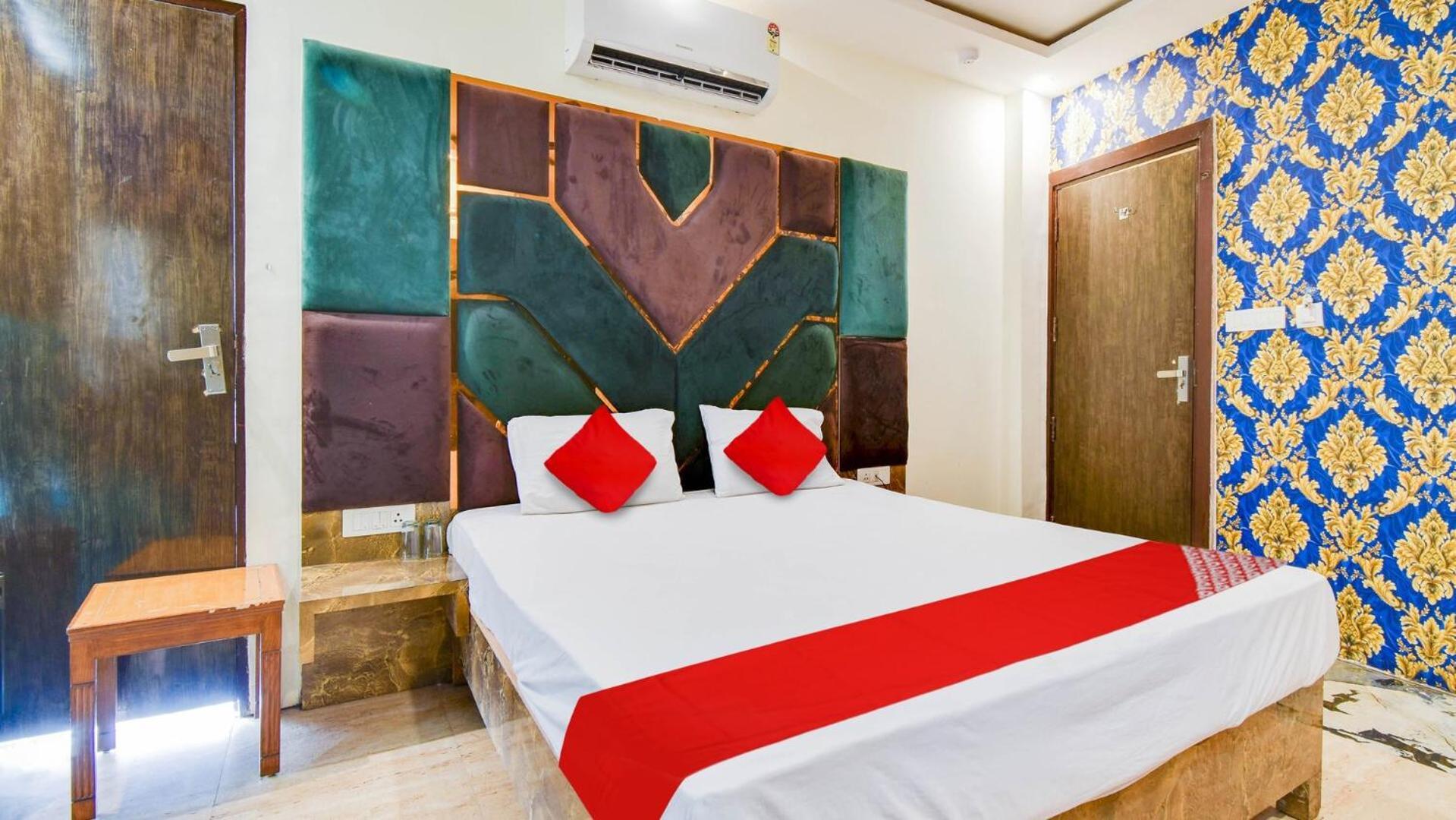 Double Rr - 2 Mins From Railway Station , And 4 Mins From R K Ashram Marg Metro Station , And 1 Km From Connaught Place - The 4 Star Ambience Newly Built