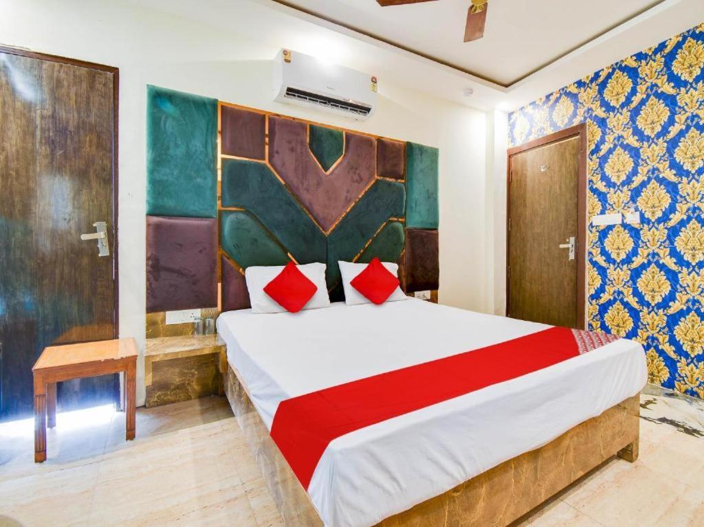 Double Rr - 2 Mins From Railway Station , And 4 Mins From R K Ashram Marg Metro Station , And 1 Km From Connaught Place - The 4 Star Ambience Newly Built Hotel New Delhi