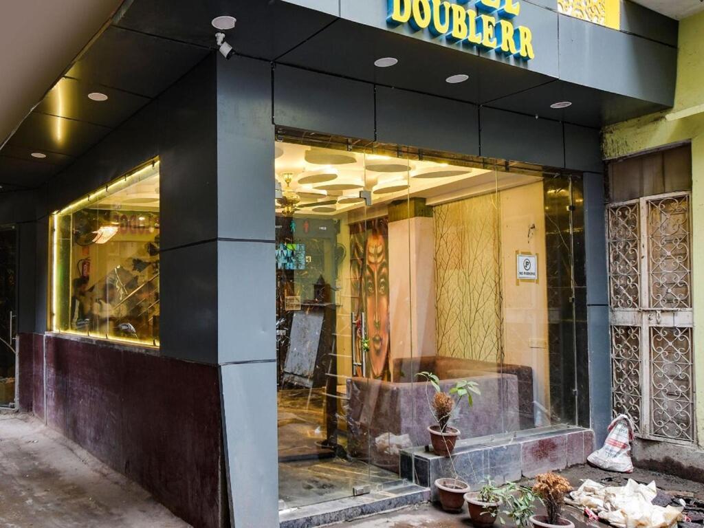 Double Rr - 2 Mins From Railway Station , And 4 Mins From R K Ashram Marg Metro Station , And 1 Km From Connaught Place - The 4 Star Ambience Newly Built Hotel New Delhi
