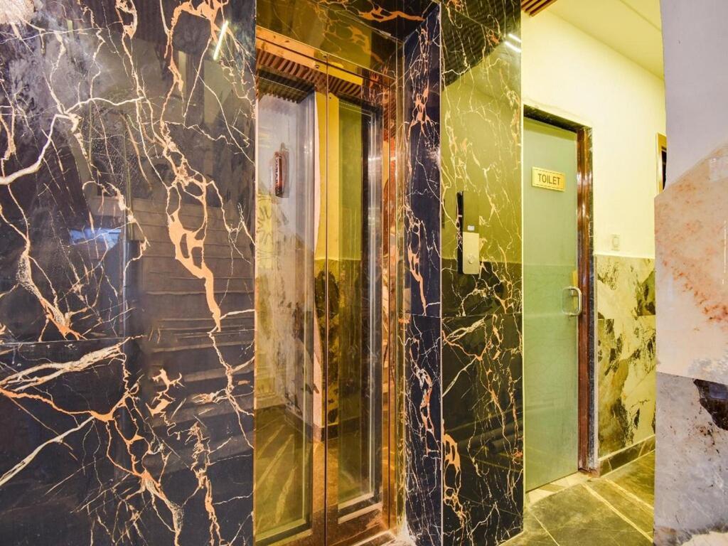 Double Rr - 2 Mins From Railway Station , And 4 Mins From R K Ashram Marg Metro Station , And 1 Km From Connaught Place - The 4 Star Ambience Newly Built