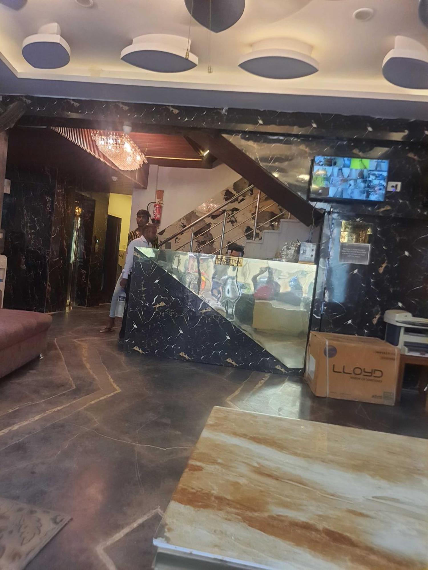 Double Rr - 2 Mins From Railway Station , And 4 Mins From R K Ashram Marg Metro Station , And 1 Km From Connaught Place - The 4 Star Ambience Newly Built Hotel New Delhi