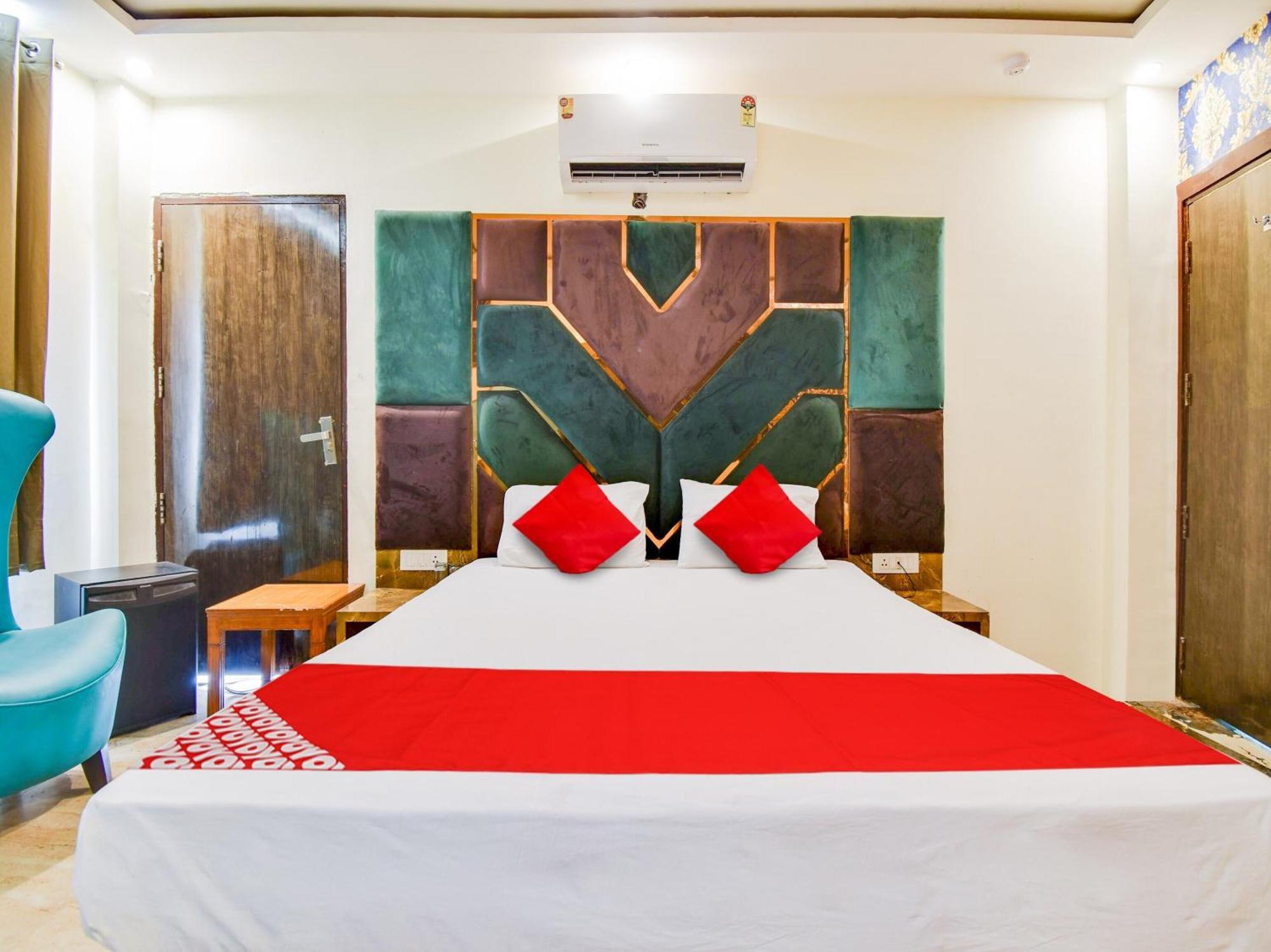 Double Rr - 2 Mins From Railway Station , And 4 Mins From R K Ashram Marg Metro Station , And 1 Km From Connaught Place - The 4 Star Ambience Newly Built New Delhi