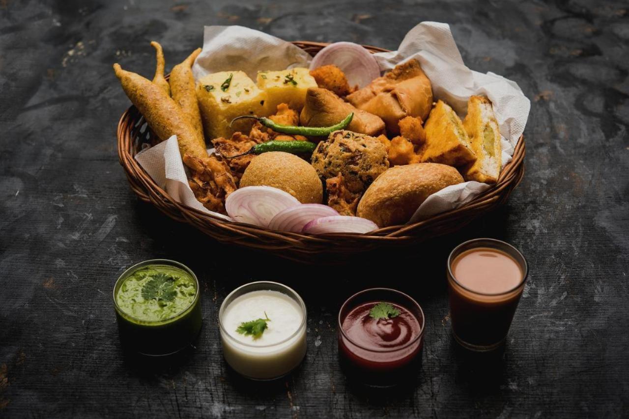 Double Rr - 2 Mins From Railway Station , And 4 Mins From R K Ashram Marg Metro Station , And 1 Km From Connaught Place - The 4 Star Ambience Newly Built Hotel 3*